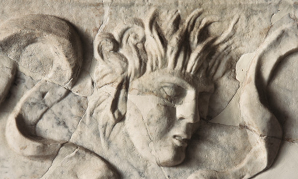 Maschera-romana_rilievo_teatro_Fiesole