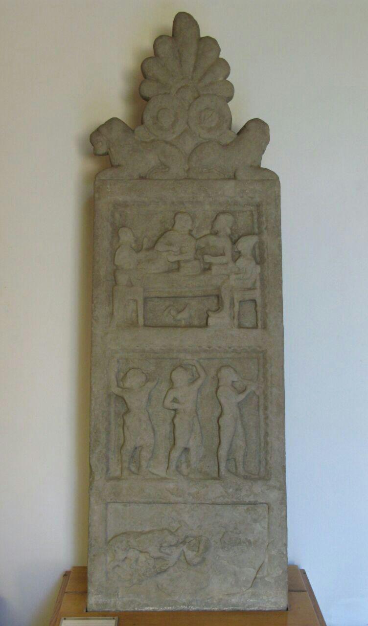 Fig. 4. Stele funeraria del gruppo delle cosiddette “pietre fiesolane”, Museo Archeologico di Fiesole