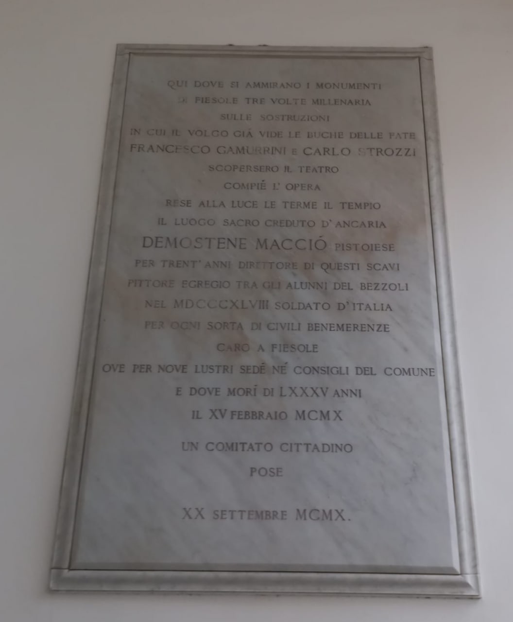 Fig. 1 - La lapide commemorativa di Demostene Macciò, ingresso all’Area archeologica di Fiesole