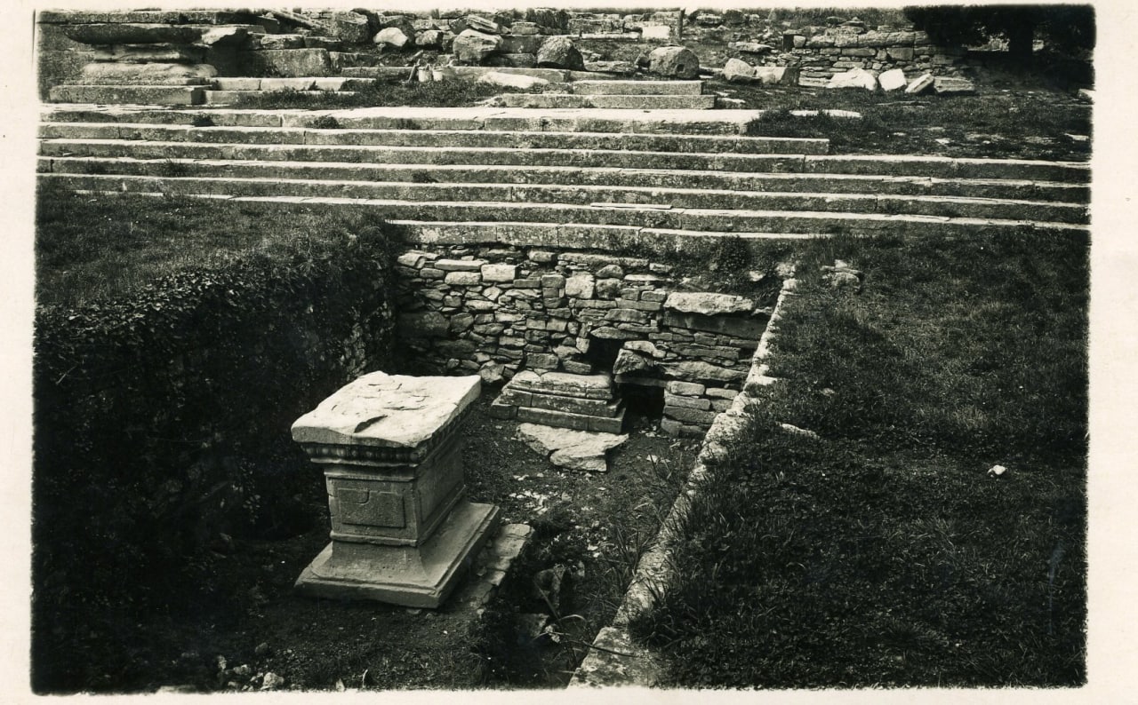 Fig. 4 - L’altare etrusco-ellenistico come ritrovato da Macciò, negli anni Cinquanta del Novecento