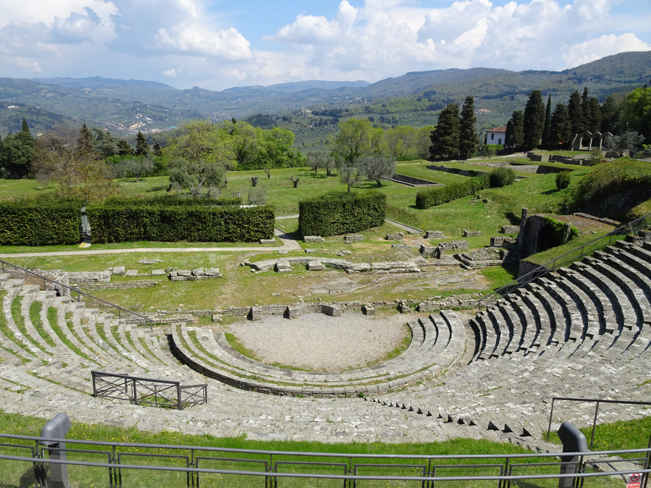 Fig. 4 - Il teatro dell’Area archeologica