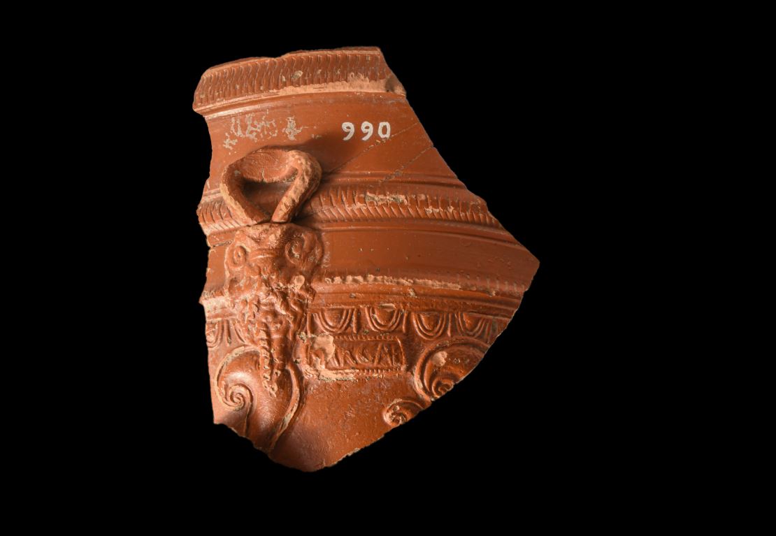 Fig. 4 - Frammento di ceramica sigillata italica con bollo decorata a rilievo, Museo archeologico di Fiesole