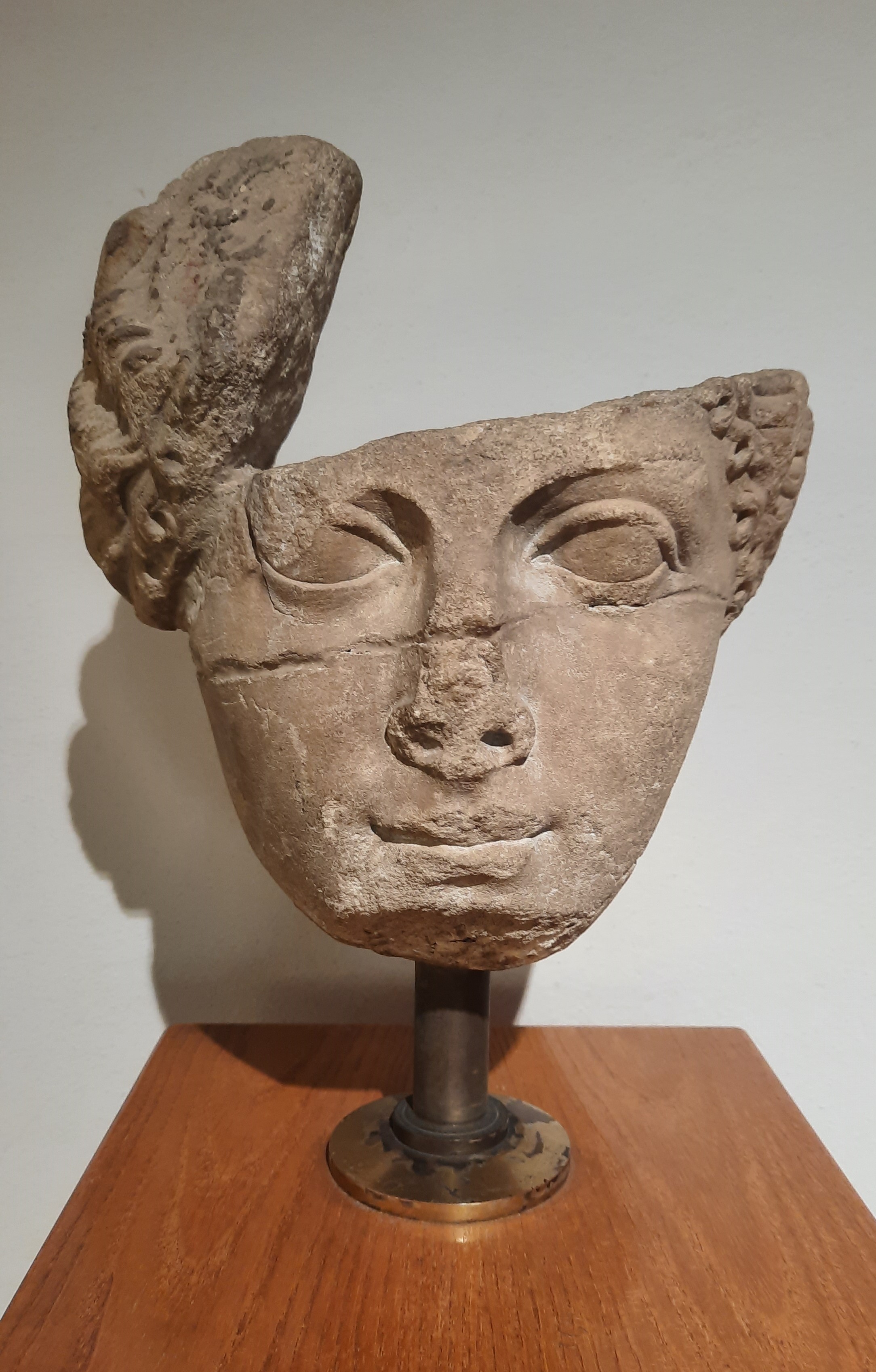 Figura 1 - Testa femminile lacunosa, ricomposta da frammenti, identificata con un ritratto dell’imperatrice Messalina