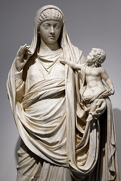 Figura 2 - Statua femminile con bambino, ispirata al modello di Eirene e Ploutos di Cefisodoto il Vecchio e tradizionalmente identificata con Messalina che tiene fra le braccia il piccolo Britannico