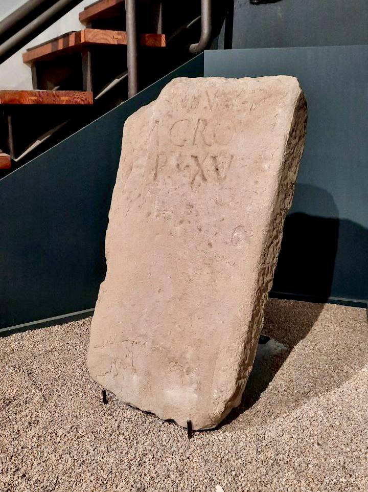 Figura 5 - Stele confinaria in pietra arenaria dalla Badia Fiesolana, epoca imperiale